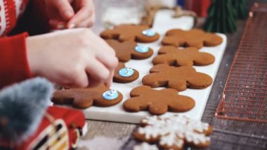 Adım adım. Kraliyet buzlanma ile Gingerbread çerezleri dekorasyon.