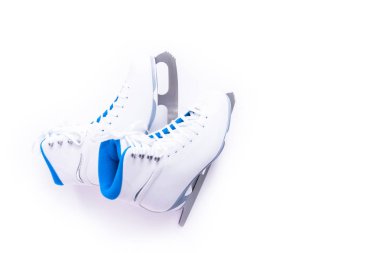 Düz yatıyordu. Beyaz bir arka plan üzerinde yeni beyaz artistik paten.