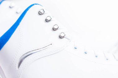 Görünümü kapatın. Beyaz bir arka plan üzerinde yeni beyaz artistik paten.