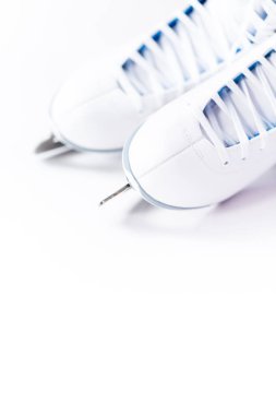 Görünümü kapatın. Beyaz bir arka plan üzerinde yeni beyaz artistik paten.