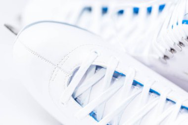 Görünümü kapatın. Beyaz bir arka plan üzerinde yeni beyaz artistik paten.