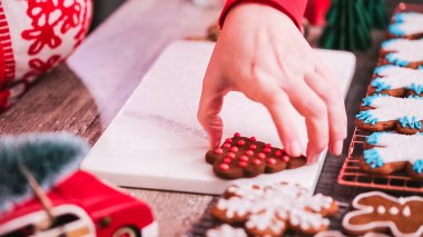 Adım adım. Kraliyet buzlanma ile Gingerbread çerezleri dekorasyon.