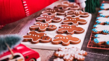 Adım adım. Kraliyet buzlanma ile Gingerbread çerezleri dekorasyon.