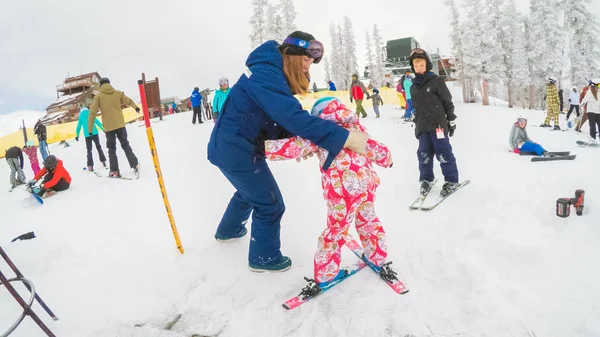 Denver Colorado Usa Décembre 2018 Mère Apprend Petite Fille Skier — Photo