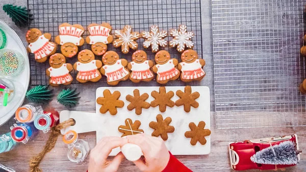 Passo Passo Deitado Decoração Biscoitos Gengibre Com Cereja Real — Fotografia de Stock