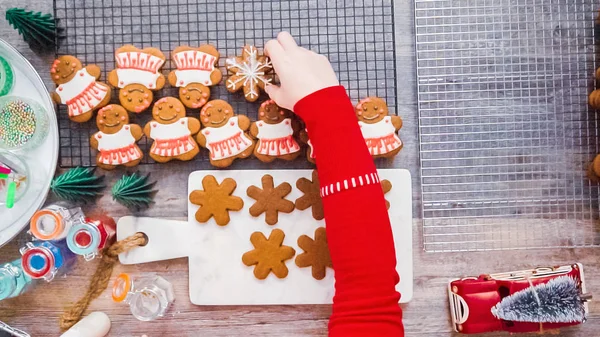Stap Voor Stap Flat Lag Gingerbread Koekjes Met Royal Icing — Stockfoto