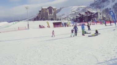 Steamboat Springs, Colorado, ABD-8 Aralık, 2018 - Slowmotion-öğrenme Kayak hill alp kayak için.
