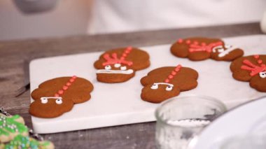 Adım adım. Düz yatıyordu. Kraliyet buzlanma ile Gingerbread çerezleri dekorasyon.