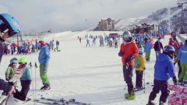 1982年沃普普林斯 科罗拉多州 2018年12月8日 缓慢学习滑雪山高山滑雪 — 图库视频影像