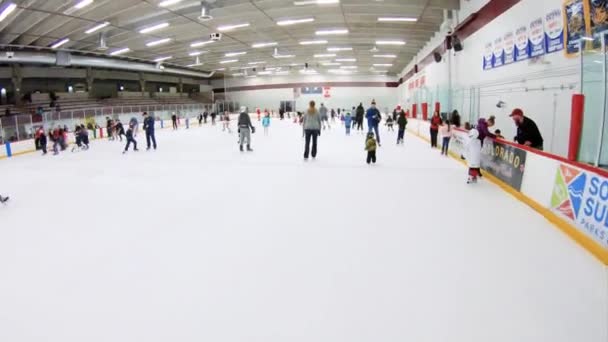 デンバー コロラド州 2018 公共アイス屋内アイス スケート リンクでスケート — ストック動画