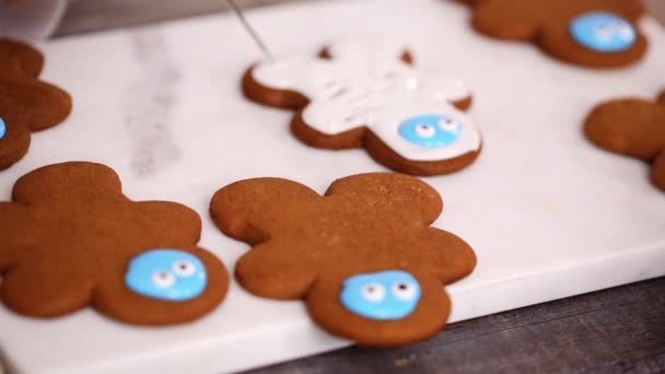 Schritt Für Schritt Flach Lag Lebkuchen Mit Königlichem Zuckerguss Verzieren — Stockvideo