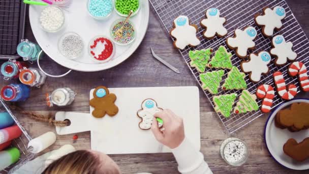 Stap Voor Stap Flat Lag Gingerbread Koekjes Met Royal Icing — Stockvideo