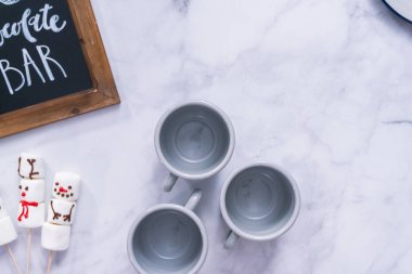 Düz yatıyordu. Marshmallow soslu Amerikan sıcak çikolatası..