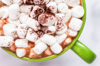 Amerikan sıcak çikolata hatmi Topingler büyük Noel kupa ile.