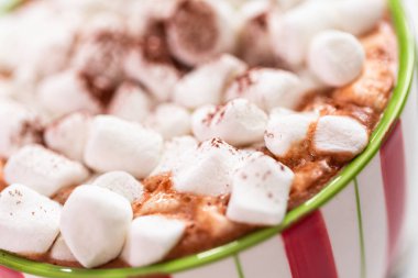 Amerikan sıcak çikolata hatmi Topingler büyük Noel kupa ile.