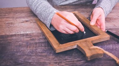 Adım adım. Yazı tebeşir tahtası işareti-sıcak çikolata Bar-sıcak çikolata İstasyonu için.