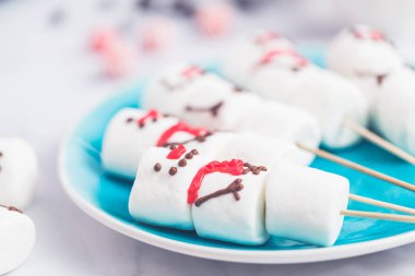 Görünümü kapatın. Hatmi kardan adamlar sıcak chocate içki için sopa üzerinde.