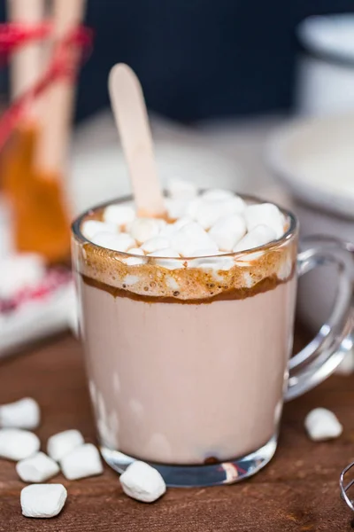 Gezouten Karamel Warme Cacao Lepel Glazen Beker Gegarneerd Met Marshmallows — Stockfoto