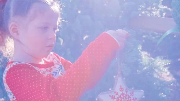 Klein Meisje Rode Jurk Christmas Tree Farm — Stockfoto