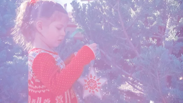 圣诞树农场上穿着红色衣服的小女孩 — 图库照片