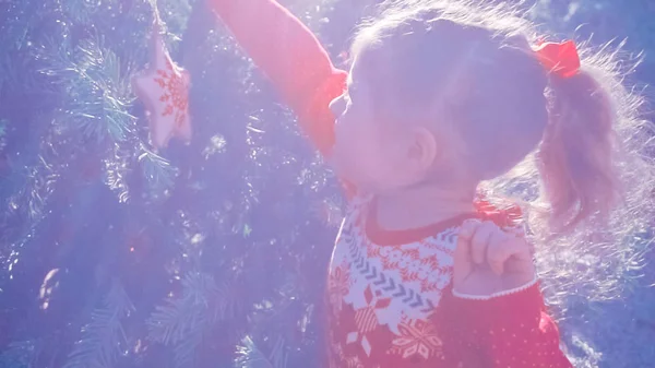 Menina Vestido Vermelho Fazenda Árvore Natal — Fotografia de Stock