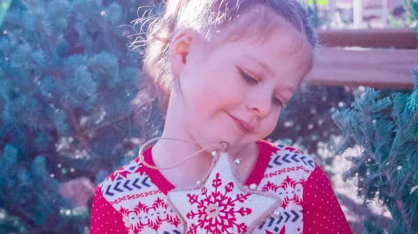 Bambina Abito Rosso Sulla Fattoria Albero Natale — Foto Stock