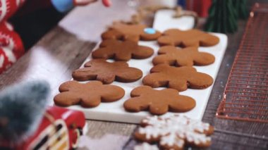 Zaman atlamalı. Adım adım. Kraliyet buzlanma ile Gingerbread çerezleri dekorasyon.