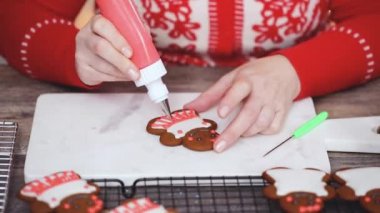 Zaman atlamalı. Adım adım. Kraliyet buzlanma ile Gingerbread çerezleri dekorasyon.