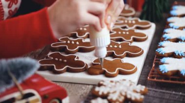 Adım adım. Kraliyet buzlanma ile Gingerbread çerezleri dekorasyon.