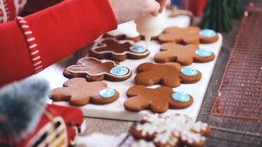 Adım adım. Kraliyet buzlanma ile Gingerbread çerezleri dekorasyon