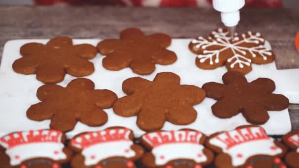 Time Lapse Stap Voor Stap Gingerbread Koekjes Met Royal Icing — Stockvideo