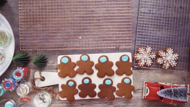 Adım Adım Düz Yatıyordu Kraliyet Buzlanma Ile Gingerbread Çerezleri Dekorasyon — Stok video