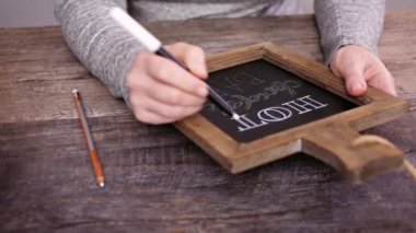 Adım adım. Yazı tebeşir tahtası işareti-sıcak çikolata Bar-sıcak çikolata İstasyonu için