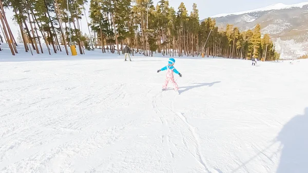 Petite Fille Apprenant Skier Sur Les Montagnes Alpines — Photo