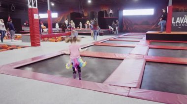 Denver, Colorado, ABD-Aralık 28, 2018 - küçük kız kapalı airsport parkta atlama.