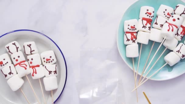 Επίπεδη Θέσει Marshmallow Χιονάνθρωποι Και Τάρανδοι Στα Ραβδιά Για Ζεστό — Αρχείο Βίντεο