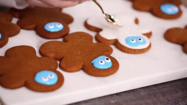 Adım adım. Noel için kraliyet kremalı zencefilli ekmek ve şekerli kurabiyeler..