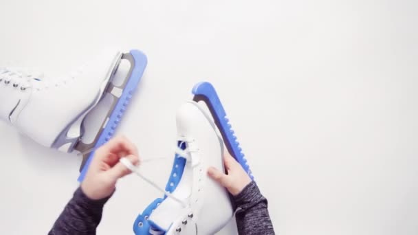 平躺着 系带白色鞋带的新白色花样滑冰鞋 — 图库视频影像