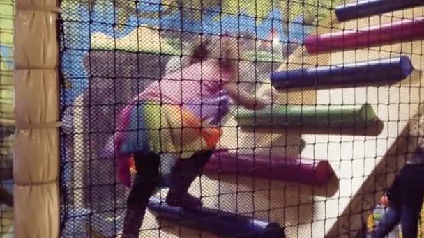 Küçük Kız Büyük Kapalı Bahçesi Çocuklar Için Oyun — Stok video