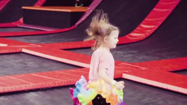 Bambina Che Salta Parco Giochi Coperto Airsport — Video Stock