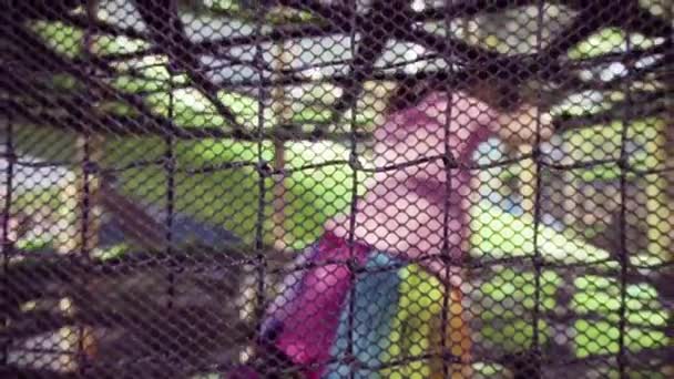 Девочка Играет Большой Крытой Площадке Детей — стоковое видео