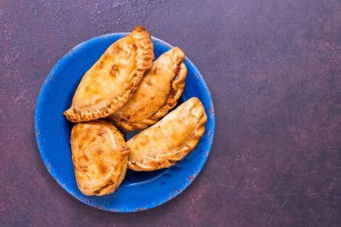 Düz yatıyordu. Ev yapımı büyük empanadas ile farklı staffings.