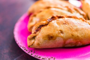 Ev yapımı büyük empanadas ile farklı staffings.