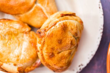 Ev yapımı büyük empanadas ile farklı staffings.