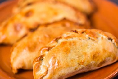 Ev yapımı büyük empanadas ile farklı staffings.