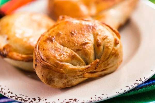 Ev yapımı büyük empanadas ile farklı staffings.