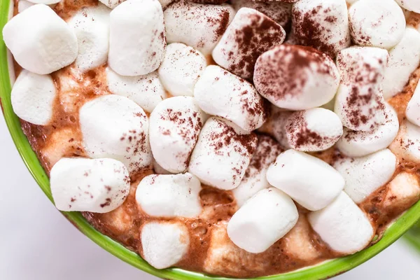 Chocolate Caliente Americano Con Aderezos Malvavisco Una Taza Navidad Grande — Foto de Stock