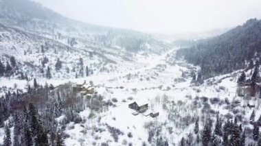 Kışın kırsal dağ toplumun havadan görünümü.
