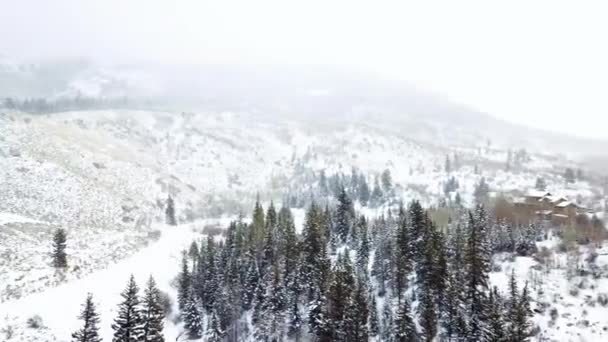 Vista Aérea Comunidad Rural Montaña Invierno — Vídeo de stock