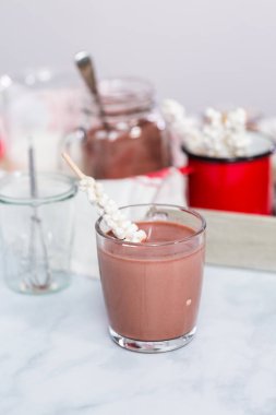 Cam Kupası'nda büyük marshmallow ile tepesinde Amerikan sıcak çikolata.